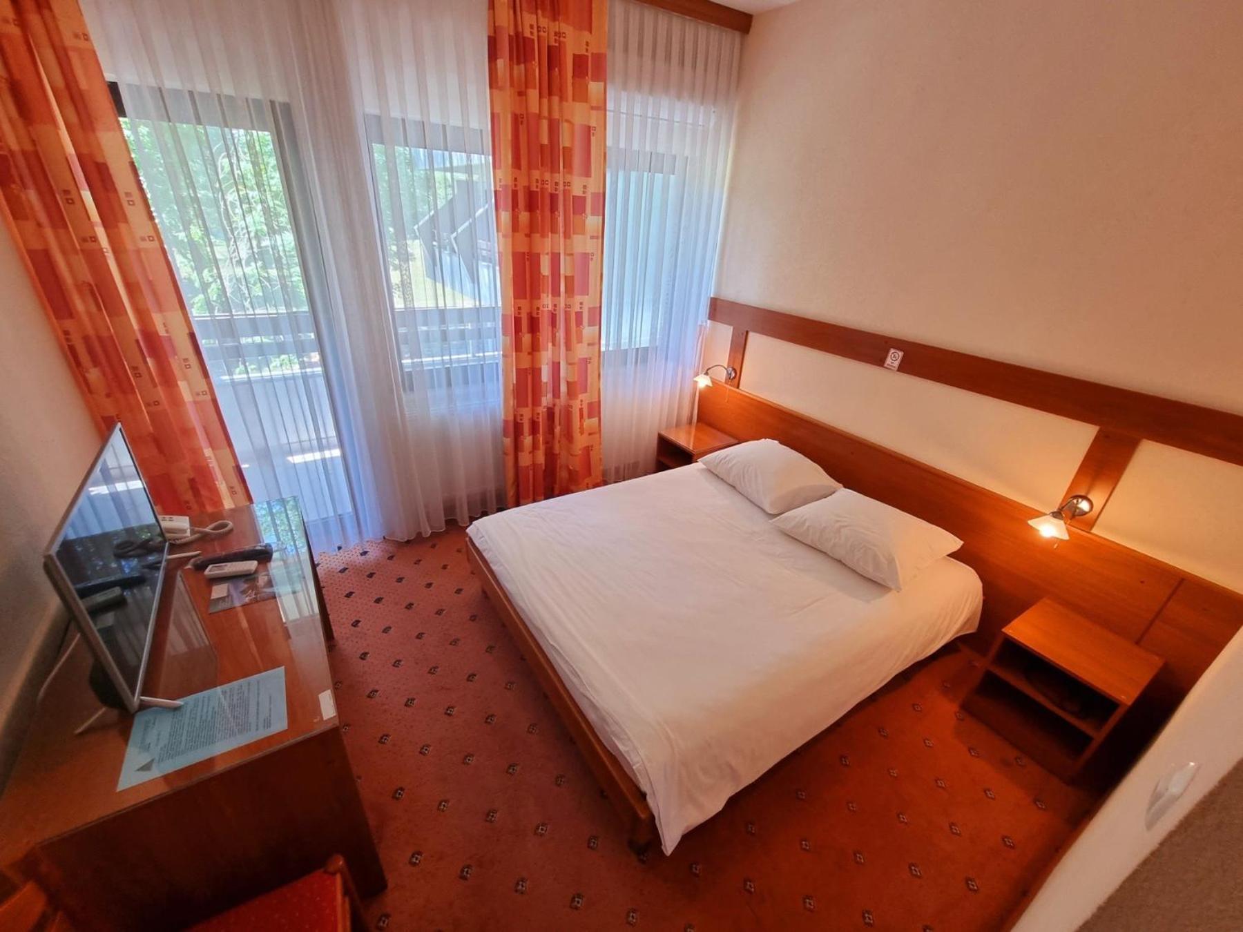Hotel Ada Bihać Buitenkant foto